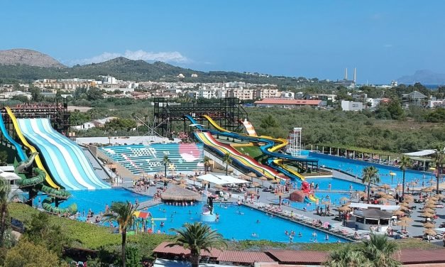 Disfruta de un día de diversión en el Parque Acuático de Alcudia, Mallorca