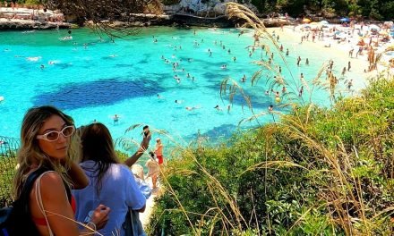 Descubre la belleza de Cala Llombards: Guía completa de playas paradisíacas en Mallorca
