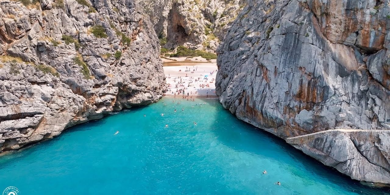 Descubre la belleza de Cala Sa Calobra en Mallorca: guía de viaje completa