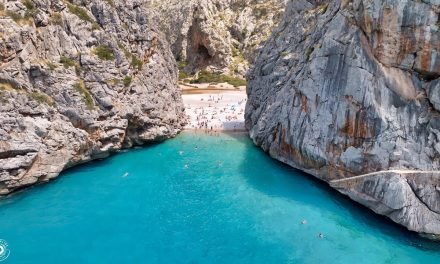 Descubre la belleza de Cala Sa Calobra en Mallorca: guía de viaje completa